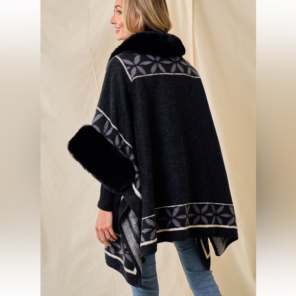 34 Fabulous Grey Black & Cream Floral Chain Pattern Poncho Jacket Black Faux Fur - Picture 6 of 6
